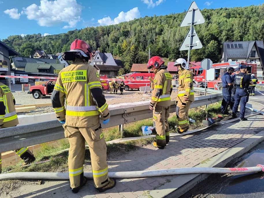 Strażacy i policjanci na miejscu zdarzenia /KP PSP NOWY TARG /