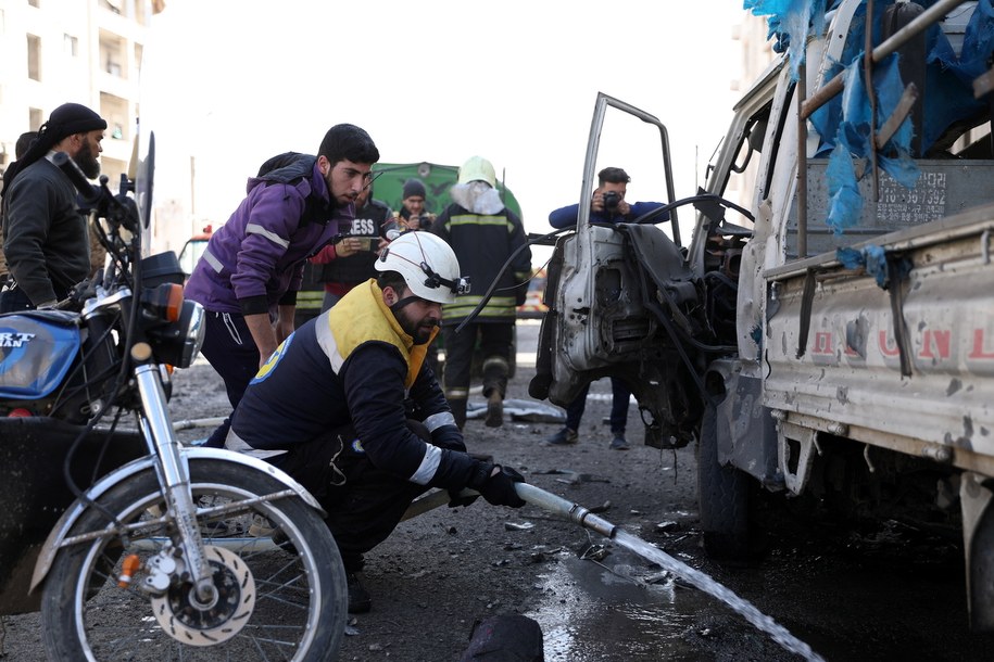 Strażacy i ratownicy na miejscu eksplozji w Idlib /YAHYA NEMAH /PAP/EPA