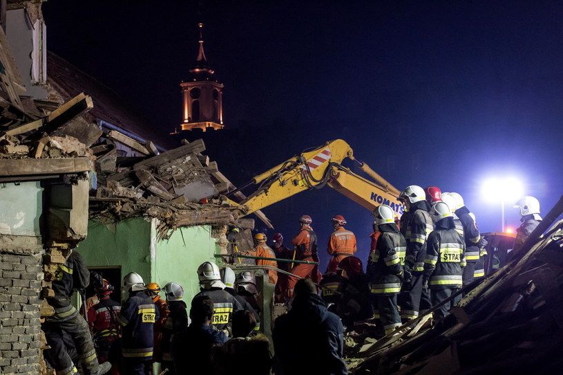 Strażacy i ratownicy na miejscu wypadku przy ul. Krasickiego w Świebodzicach /Maciej Kulczyński /PAP