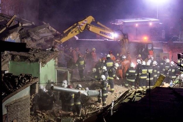 Strażacy i ratownicy na miejscu wypadku /Maciej Kulczyński /PAP