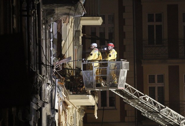 Strażacy i służby kryzysowe kontynuują akcję na gruzowisku kamienicy w Katowicach /Andrzej Grygiel /PAP