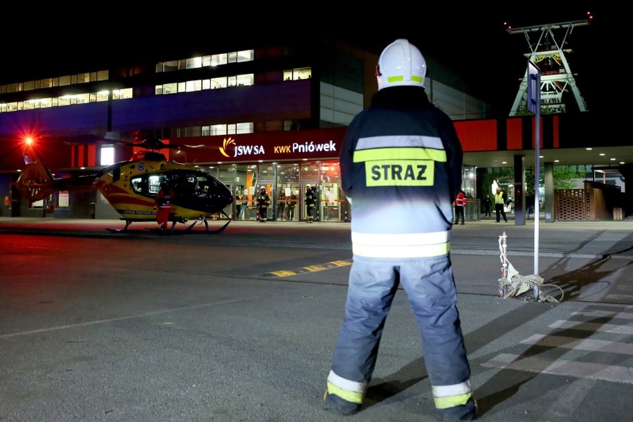 Strażacy i śmigłowiec Lotniczego Pogotowia Ratunkowego przed wejściem na teren kopalni Jastrzębskiej Spółki Węglowej Pniówek /Zbigniew Meissner /PAP