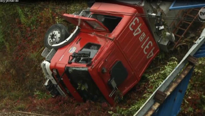 Strażacy jechali do wypadku. Spadli z wiaduktu