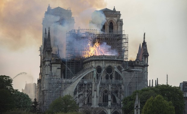 Strażacy, którzy gasili pożar Notre Dame, oskarżeni o zgwałcenie 20-latki