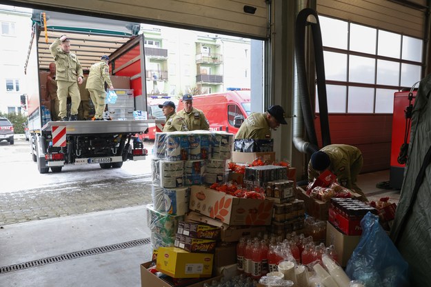 Strażacy którzy wylatują na misję do Turcji na terenie Jednostki Ratowniczo-Gaśniczej nr 17 w Warszawie / 	Leszek Szymański    /PAP