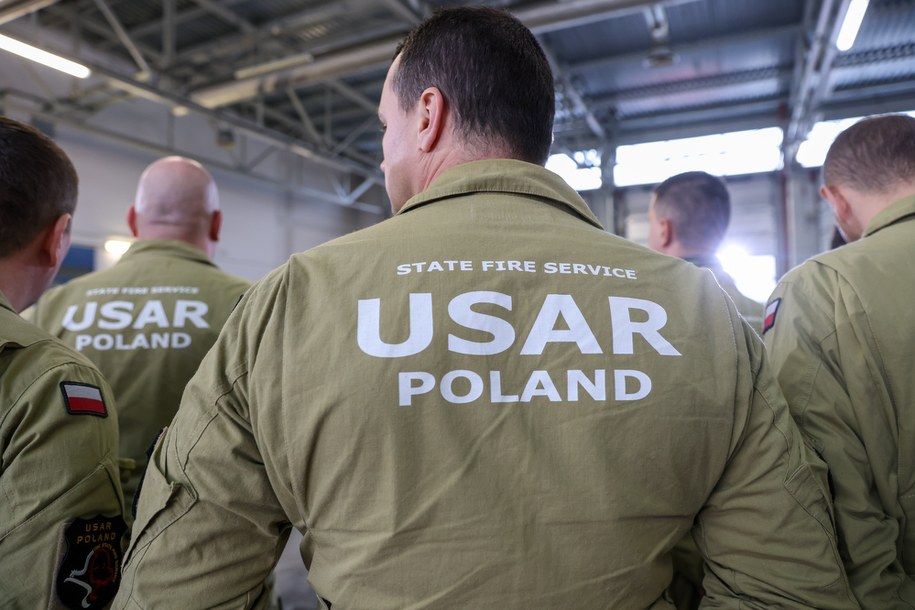 Strażacy którzy wylatują na misję do Turcji, na terenie Jednostki Ratowniczo-Gaśniczej nr 17 w Warszawie - 6 lutego / 	Leszek Szymański    /PAP