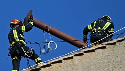 Strażacy na dachu Kaplicy Sykstyńskiej. Trwają przygotowania do konklawe