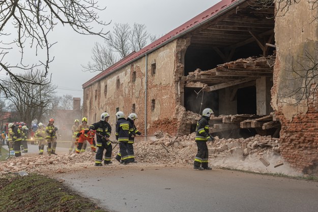 Strażacy na gruzowisku /Fotografia Ratownicza Konrad Sikorski /Gorąca Linia RMF FM