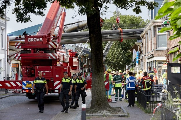 Strażacy na miejscu katastrofy budowlanej /MARTIJN BEEKMAN /PAP/EPA