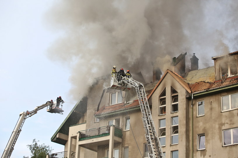 Strażacy na miejscu pożaru bloku mieszkalnego przy ul. Fasolowej w Warszawie /Rafał Guz /PAP