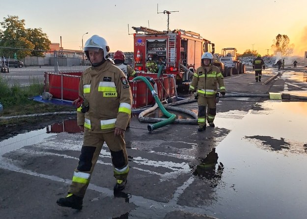 Strażacy na miejscu pożaru hałdy odpadów w zakładzie recyklingowym w Rawiczu /KP PSP Rawicz /PAP