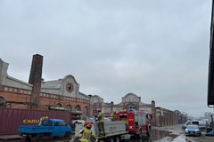 Strażacy na miejscu pożaru hali w Gdańsku