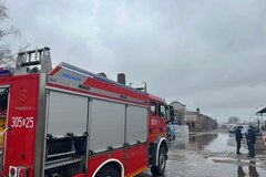 Strażacy na miejscu pożaru hali w Gdańsku