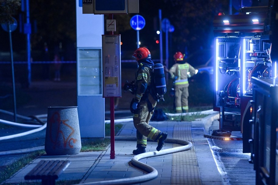 Strażacy na miejscu pożaru w budynku przy ulicy Żwirki i Wigury w Warszawie /Piotr Nowak /PAP