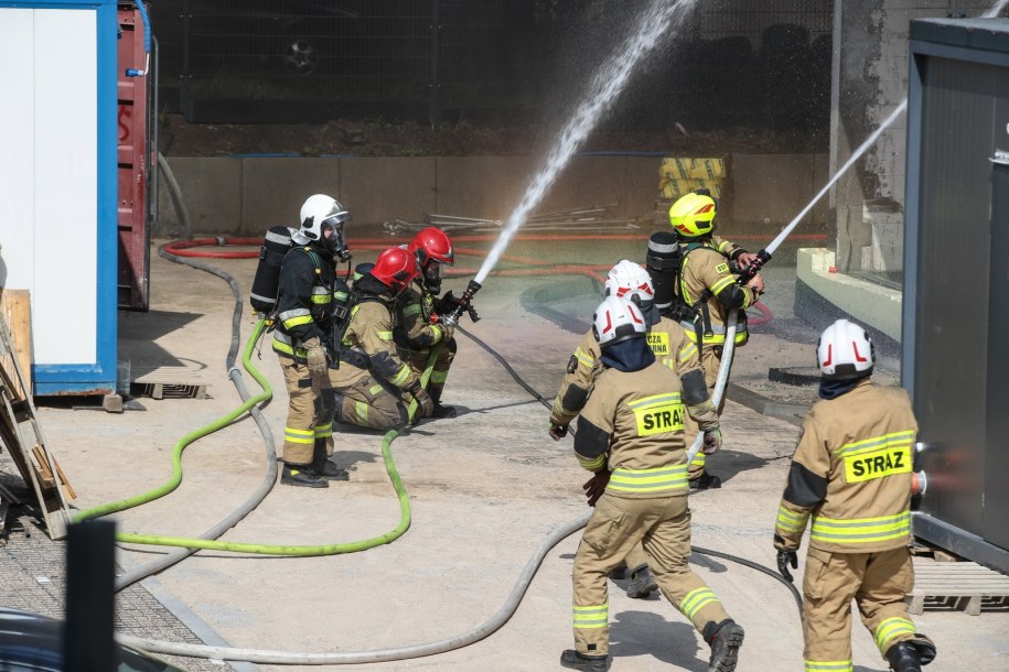 Strażacy na miejscu pożaru w Przecławiu /Marcin Bielecki /PAP
