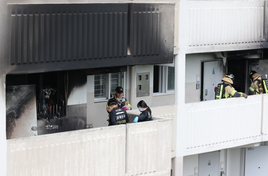 Strażacy na miejscu pożaru /YONHAP   /PAP/EPA