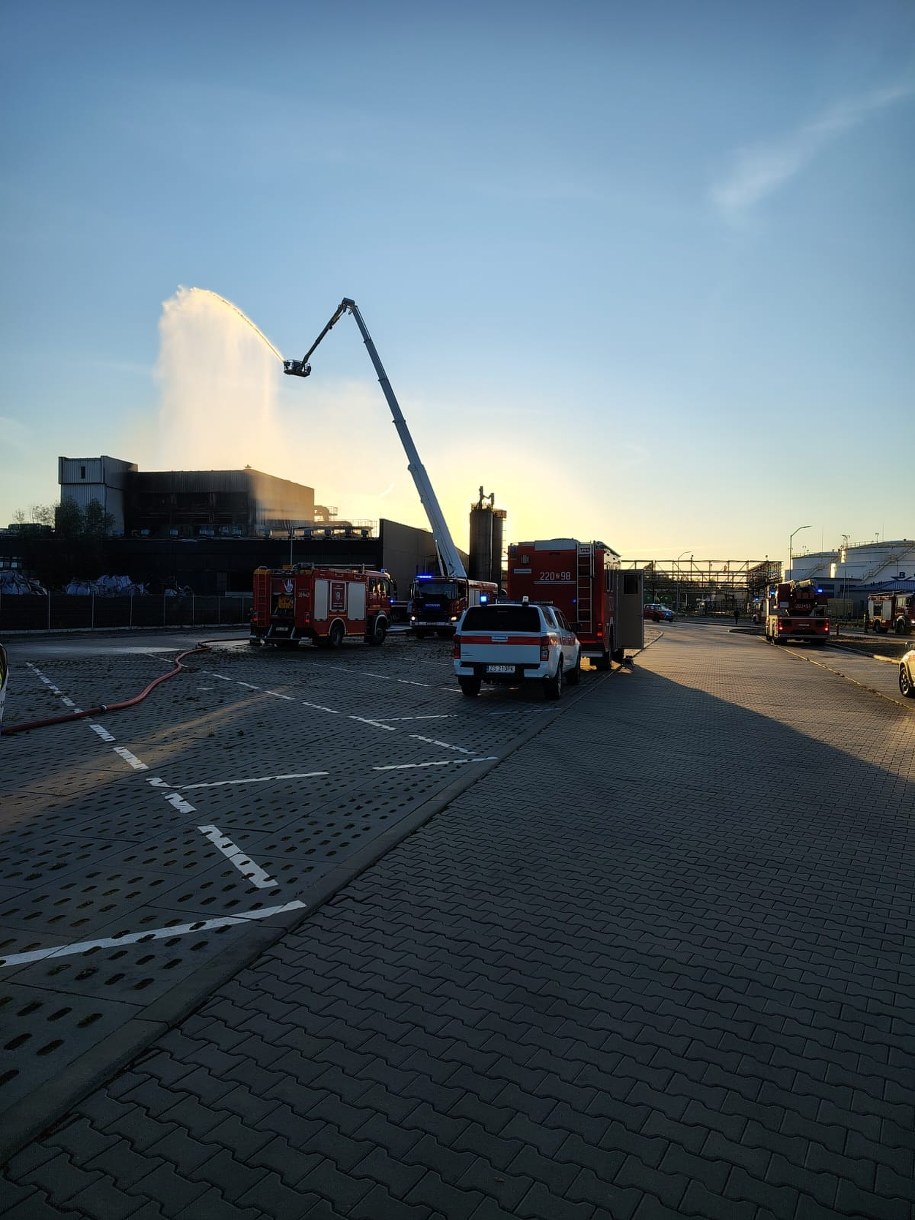 Strażacy na miejscu pożaru /