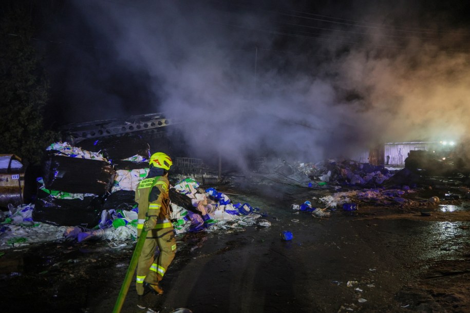 Strażacy na miejscu pożaru /Paweł Supernak  /PAP