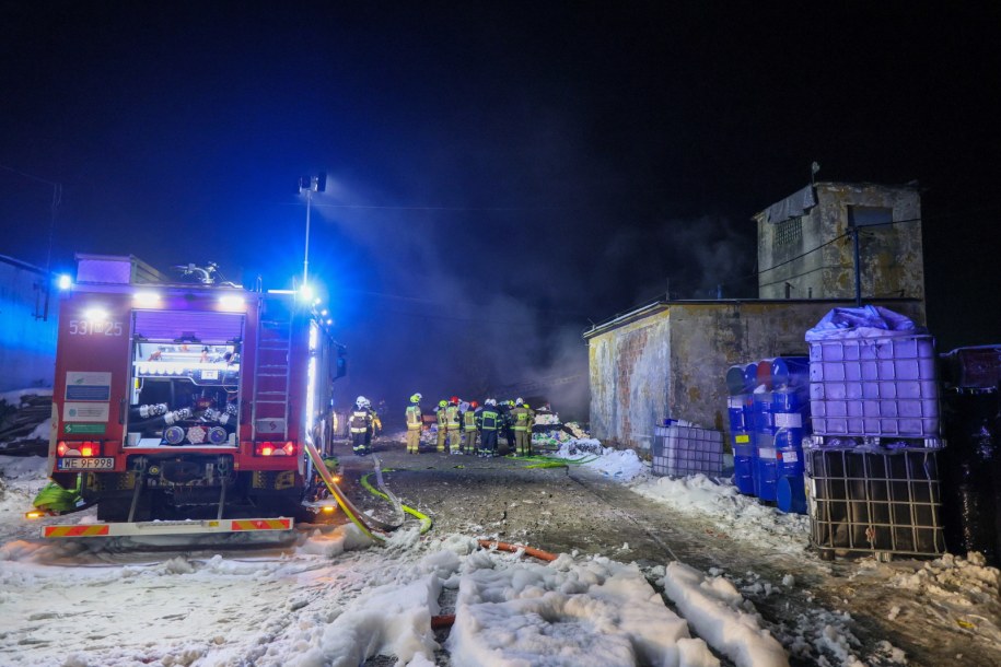 Strażacy na miejscu pożaru /Paweł Supernak  /PAP