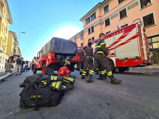 Strażacy na miejscu tragicznego pożaru domu spokojnej starości w Mediolanie /Andrea Fasani /PAP/EPA
