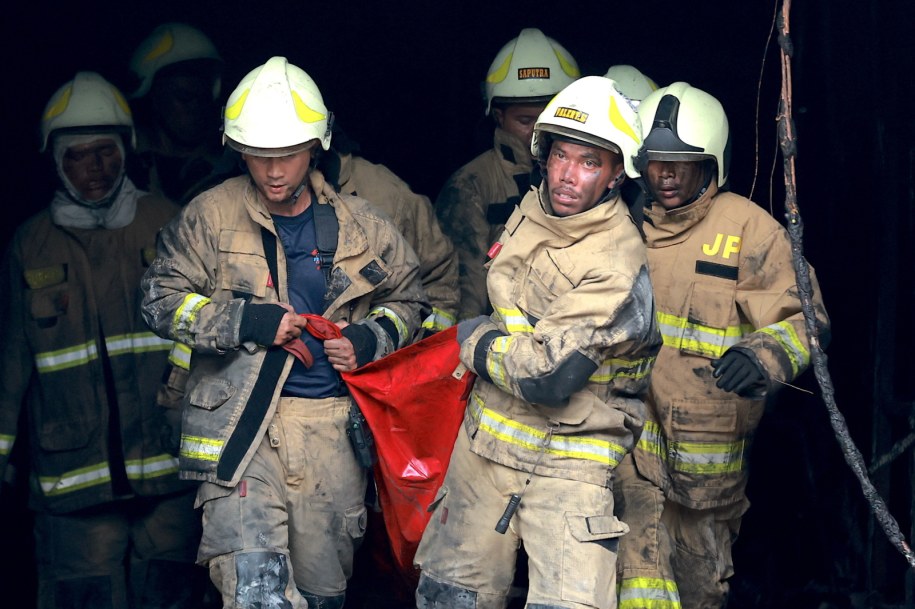 Strażacy na miejscu tragicznego pożaru w Dżakarcie /Mast Irham /PAP/EPA