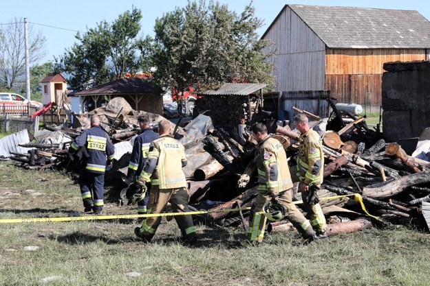 Strażacy na miejscu wczorajszego pożaru we wsi Nowa Biała /Grzegorz Momot /PAP
