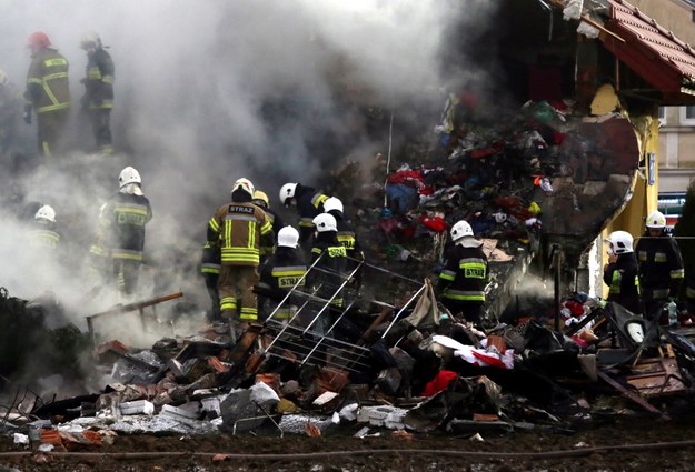 Strażacy na miejscu wybuchu i pożaru budynku w Łomiankach /PAP/Tomasz Gzell /PAP