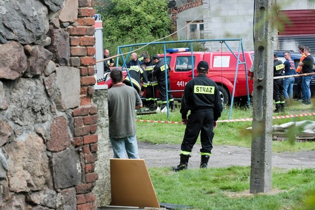 Strażacy na miejscu wypadku w gospodarstwie rolnym we wsi Karczówka /Lech Muszyński /PAP