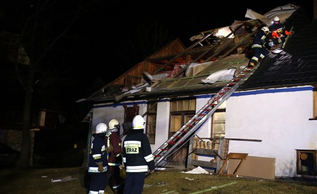 Strażacy na Podhalu mieli pełne ręce roboty. Halny szalejący w nocy łamał drzewa i zrywał dachy