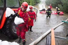 Strażacy na zalanym terenie w Skoczowie