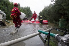 Strażacy na zalanym terenie w Skoczowie