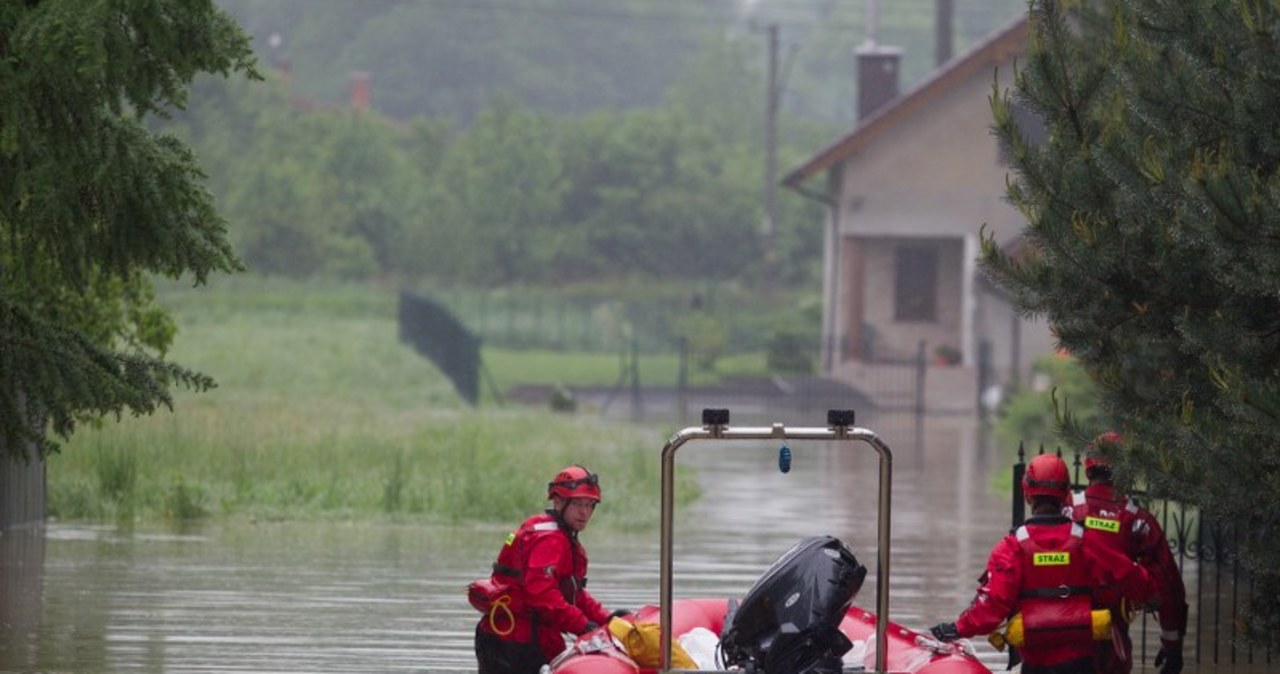 Strażacy na zalanym terenie w Skoczowie