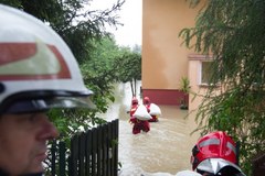 Strażacy na zalanym terenie w Skoczowie