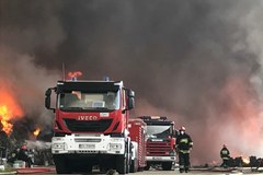 Strażacy nadal walczą z wielkim ogniem w Zgierzu