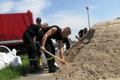 Strażacy naprawiają wał na Cyplu Czerniakowskim