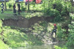 Strażacy naprawiają wał na Cyplu Czerniakowskim