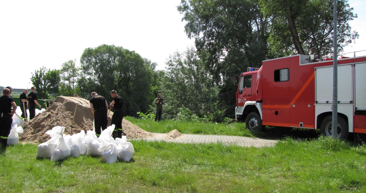 Strażacy naprawiają wał na Cyplu Czerniakowskim