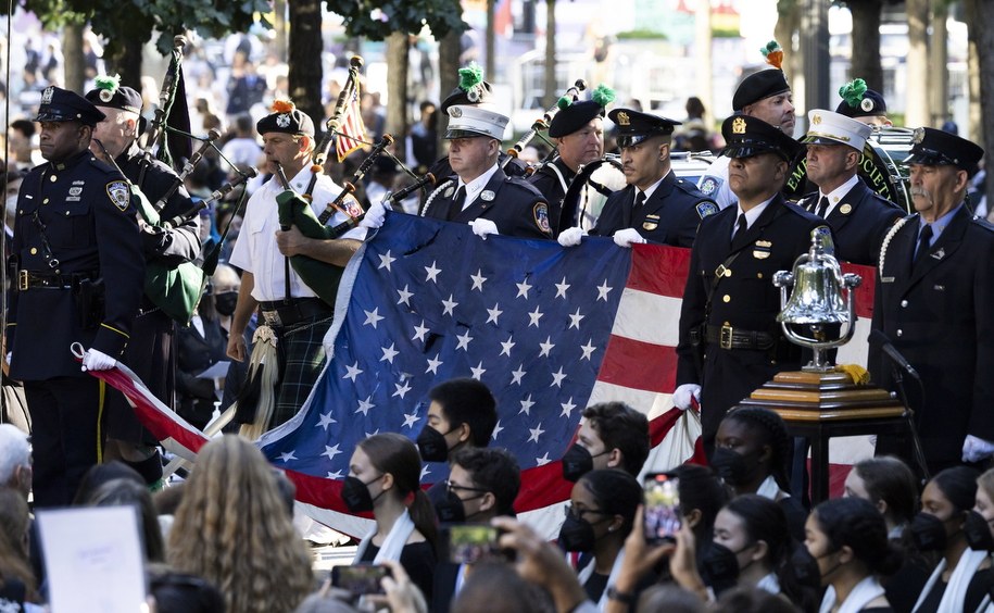 Strażacy niosą amerykańską flagę, która kiedyś znajdowała się w World Trade Center /JUSTIN LANE /PAP/EPA