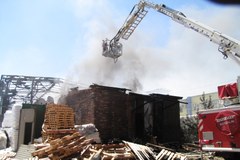 Strażacy opanowali pożar hal produkcyjnych w Łodzi