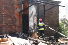 Strażacy opanowali pożar hal produkcyjnych w Łodzi