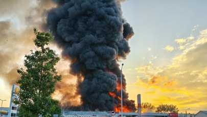 Strażacy opanowali pożar hali w Płocku. Nad miastem unosi się chmura dymu