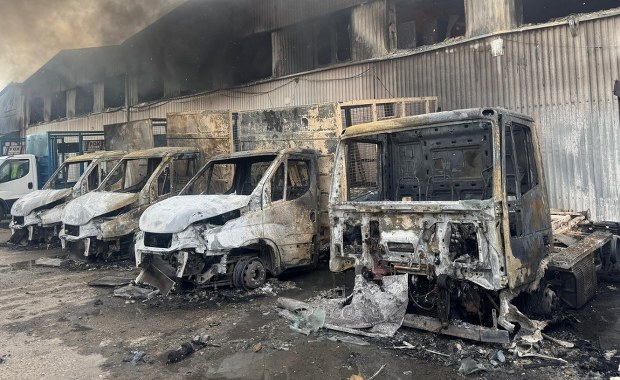 Strażacy opanowali pożar hali z makulaturą w Gdyni. Nikt nie ucierpiał