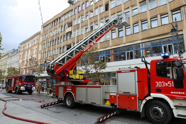 Strażacy opanowali pożar pomieszczenia gospodarczego, który wybuchł przed południem w budynku przy ul. Piotrkowskiej w Łodzi /Marian Zubrzycki /PAP
