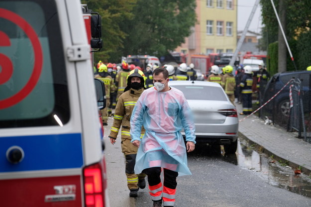 Strażacy oraz ratownicy medyczni pracujący na miejscu zdarzenia / 	Andrzej Grygiel    /PAP