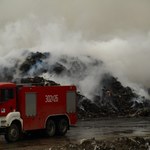 Strażacy piąty dzień walczą z pożarem składowiska śmieci koło Białegostoku