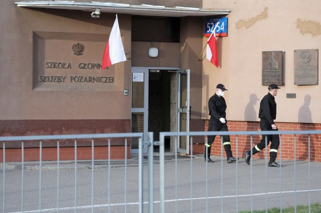 Strażacy pod siedzibą Szkoły Głównej Służby Pożarniczej w Warszawie / 	Tomasz Gzell    /PAP