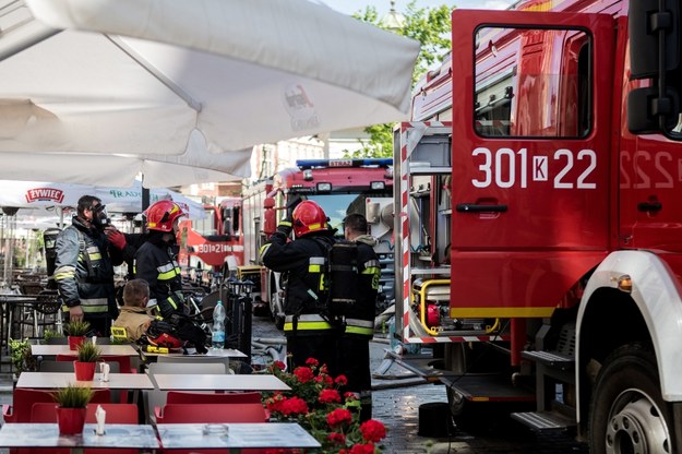 Strażacy podczas akcji gaśniczej na Rynku Głównym w Krakowie w dniu 1 maja, kiedy to wybuchł pożar w piwnicach restauracji Wierzynek //Łukasz Gągulski /PAP