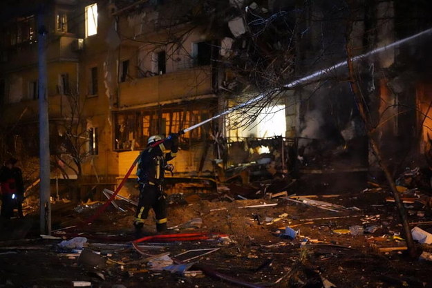 Strażacy podczas akcji gaszenia ostrzelanego budynku w Kijowie /PAP
