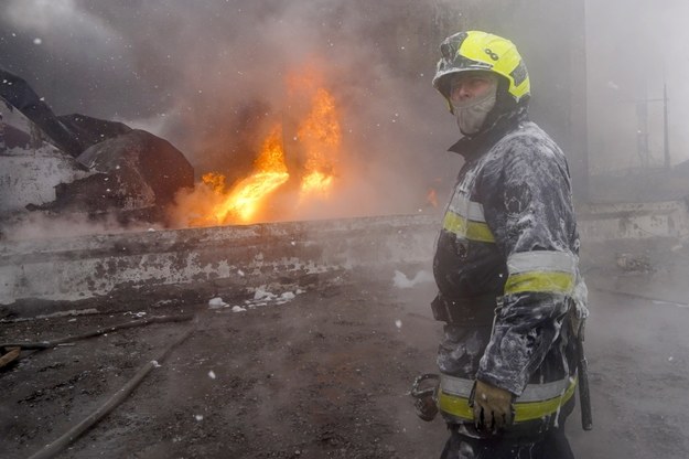 Strażacy podczas akcji gaszenia pożaru stacji benzynowej w Charkowie /Mykola Kalyeniak /PAP