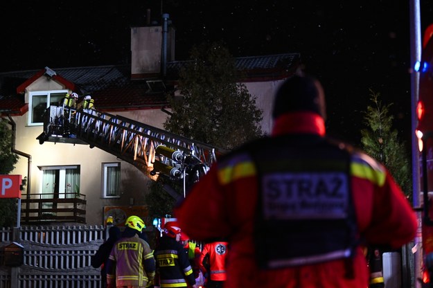 Strażacy podczas akcji gaszenia pożaru w domu opieki w miejscowości Majdan /Przemysław Piątkowski /PAP